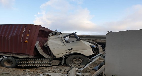 إصابات خطيرة لقائد شاحنة حطمت غرفة محطة كهرباء بعقبة الباحة
