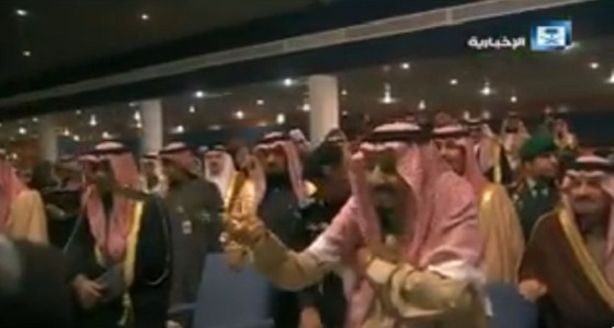 بالفيديو..خادم الحرمين الشريفين يشارك بأداء العرضة السعودية في الجنادرية ٣٣