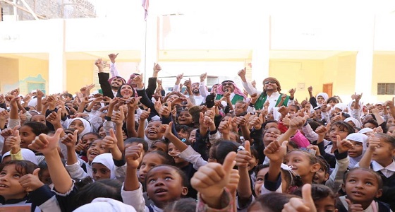 بالصور..منسوبو &#8221; تنمية وإعمار اليمن &#8221; بصحبة الطلاب ضمن مشاريع المملكة التعليمية