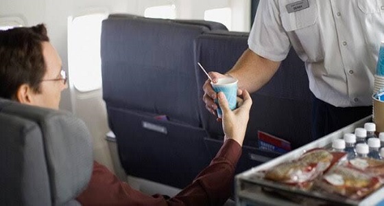 تحذير للمسافرين عبر الطائرات: هذه المشروبات قد تصيبكم بالأمراض البكتيرية