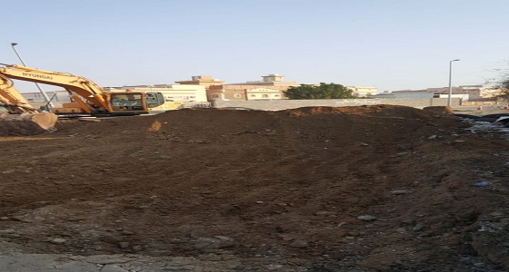 بالصور.. الشركة المتسببة في إتلاف شوارع ” حمدانية جدة ” تبدأ أعمال السفلتة