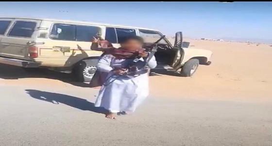 إحالة مواطن إلى الجهات المختصة بعد ظهوره وطفليه يطلقان النار