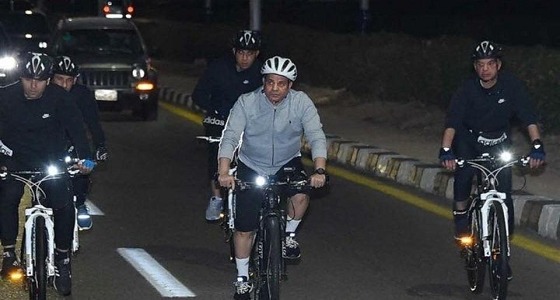 بالصور.. الرئيس السيسي في شرم الشيخ بالدراجة الهوائية والملابس الرياضية