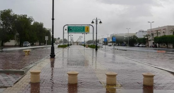 سقوط أمطار على جدة وتحذيرات لمرتادي الطرق