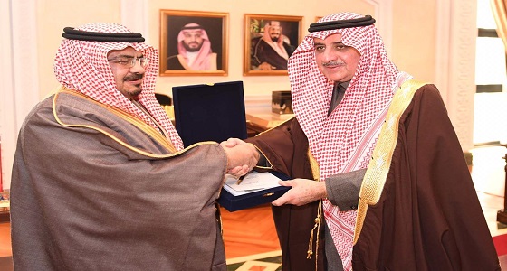 امير تبوك يتسلم نسخة من إصدار ” القائد التربوي .. ملخصات وتحليلات “