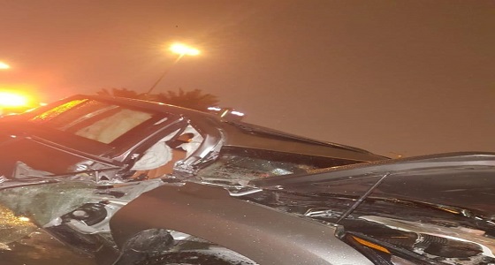 بالصور.. سقوط كتلة حديد على سيارة لكزس يتسبب في تلفها بالكامل بالرياض