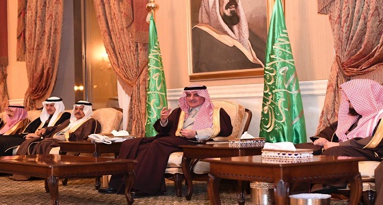 امير تبوك يلتقي المواطنين خلال جلسة سموه الاسبوعية