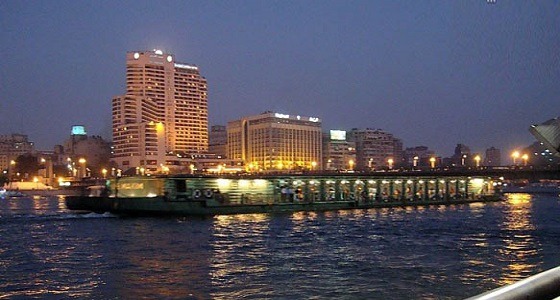 سائح يلقي بنفسه في مياه النيل..وزوجته تستكمل رحلتها السياحية!