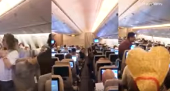 بالفيديو.. مضيفة طيران تتفاجأ بحفل خطوبتها على متن الطائرة