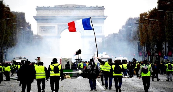 &#8221; السترات الصفراء &#8221; تواصل احتجاجها بشوارع فرنسا