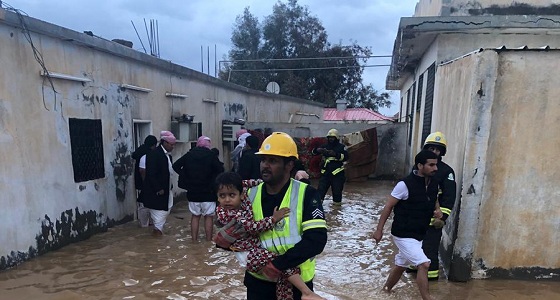 ” مدني الجوف ” ينقذ 23 شخصا ويخلي 3 أسر من الأمطار