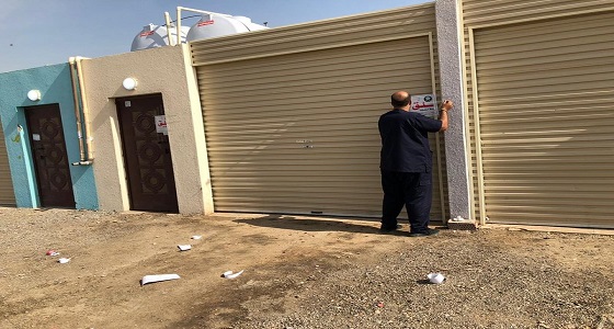 بالصور.. إغلاق استراحة استغلت من عمالة مخالفة لتخزين وتغليف التمور بالرياض