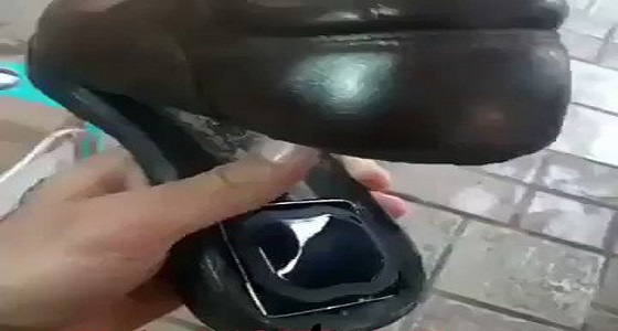 بالفيديو.. امرأة تراقب زوجها من خلال حذائه
