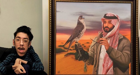مواطن من ذوي الاحتياجات الخاصة يظهر إبداعه في الرسم بلوحة لولي العهد