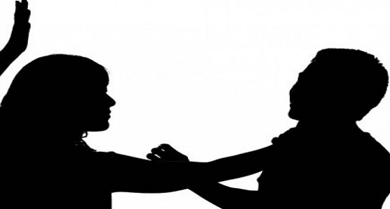 بمساعدة ابنته.. امرأة تعتدي على زوجها بالضرب وتلقيه من سطح المنزل