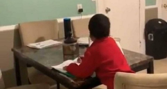 بالفيديو  ..أم تضبط طفلها مع ” أليكسا ” .. وهذا ما حدث