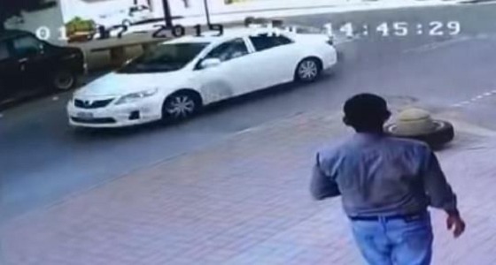 بالفيديو.. عصابة تسطو على صاحب شركة بالرياض وتسرق 215 ألف ريال