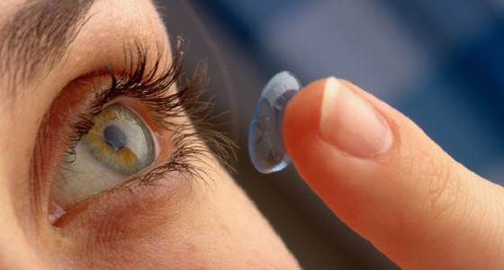 ارتدائها عند الإصابة بنزلات البرد.. تعرف على أبرز مخاطر العدسات اللاصقة