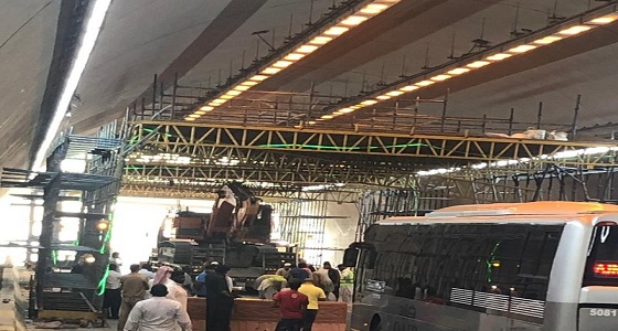 بالصور.. إصابات وإغلاق أنفاق شعب عامر لاصطدام ” بوكلين ” بسقالات أمانة مكة