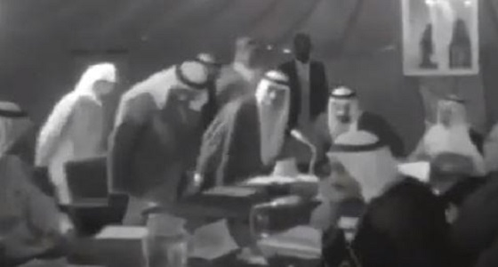 بالفيديو.. لقطة نادرة لاجتماع وزراء &#8221; أوبك &#8221; بخيمة في الطائف
