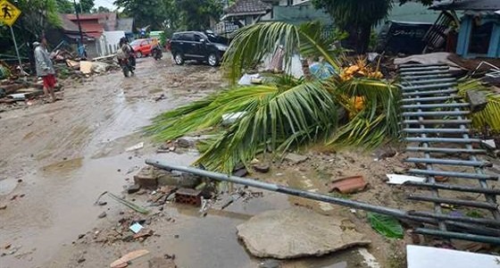 مقتل طفل وإصابة 3 آخرين في انهيار أرضي وسط إندونيسيا