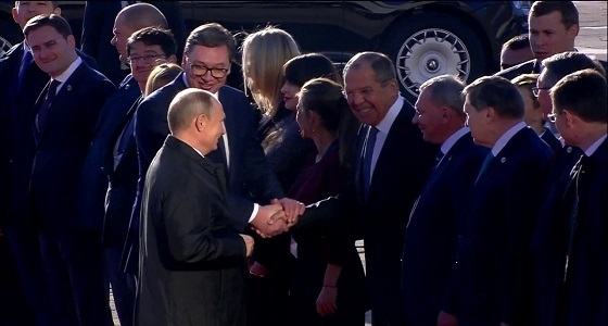 بالفيديو.. موقف طريف للرئيس الروسي خلال استقباله في صربيا