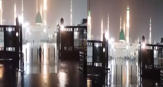 بالفيديو.. أجواء روحانية على الحرم النبوي بسبب الأمطار