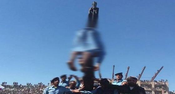 بالفيديو والصور.. السلطات اليمنية تنفذ الإعدام العلني بمغتصب وقاتل الطفلة ” آلاء “