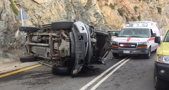 بالصور.. حادث انقلاب مروع يسفر عن إصابة وافد في الباحة