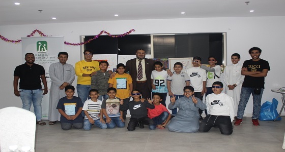 بالصور.. مجلة نبهان تدرب أيتام جدة على الخط العربي