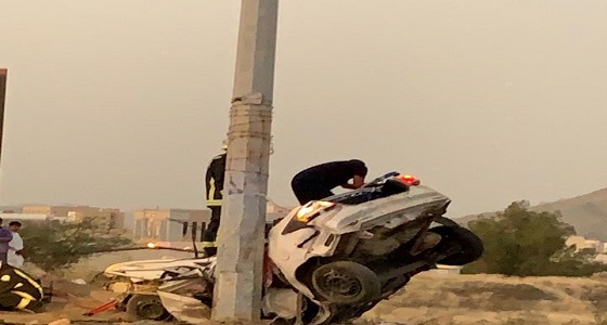 بالصور.. وفاة شخص عقب انقلاب سيارة اصطدمت بعمود إنارة في الباحة