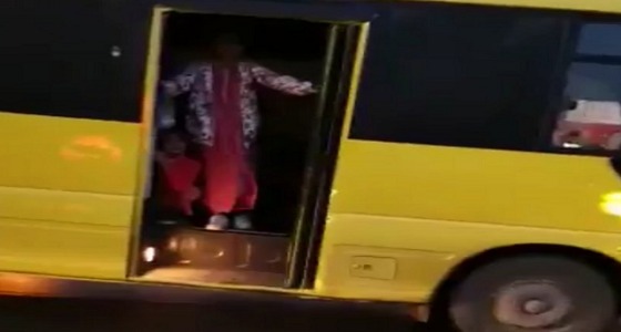 القبض على سائق حافلة  ” الباب مفتوح “