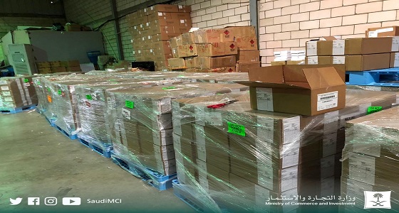 بالصور.. ” التجارة ” تداهم مستودع به ربع مليون مستحضر تجميلي مغشوش
