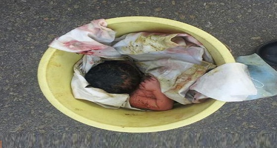 في مشهد صادم.. رجل يلقي طفلين حديثي الولادة بالقمامة في وضح النهار!