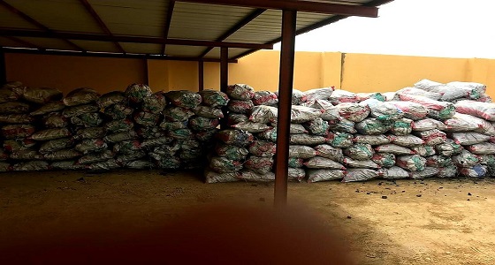 بالصور.. مصادرة 31 طنا حطب وفحم محلي في مكة 