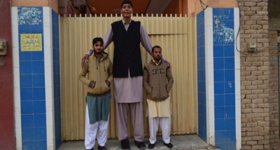 أطول رجل يكشف عن معاناته وكفاحه من أجل الزواج