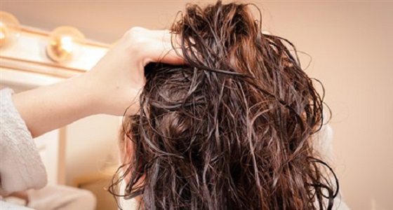 خبيرة تجميل توضح طريقة استخدام السكراب لتنظيف شعرك