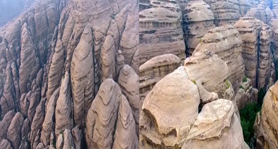 بالفيديو.. لوحة جمالية تشكلها قمم ” القهر ” الشاهقة