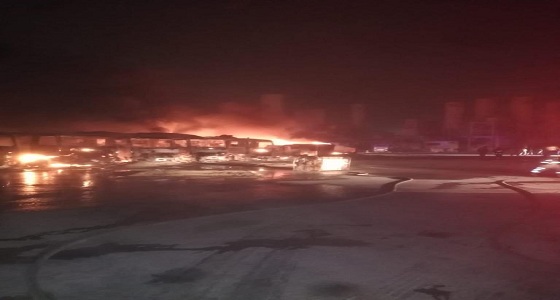 بالصور.. اندلاع حريق في خزان ديزل وعدد من الشاحنات بالدمام