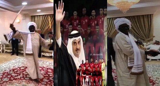 بالفيديو.. والد هداف قطر يظهر بالعمامة السودانية ويرقص فرحا