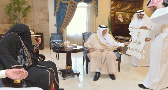 بالصور.. مواطنة تهدي الأمير خالد الفيصل قطعة قماش غالية.. وهكذا جاء رده