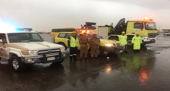 تبوك.. إنقاذ 3 أطفال محتجزين وإخلاء 37 محتجزًا و10 أسر بسبب السيول