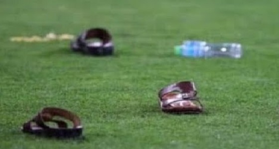 بالصور.. الأحذية تنهال على منتخب قطر بعد مباراة الإمارات