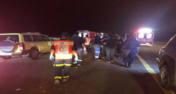 بالصور.. مصرع وإصابة 40 شخص في حادث حافلة على طريق المدينة القصيم السريع