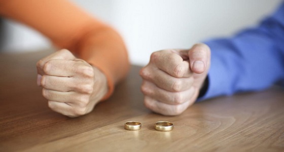 زوج يرفع دعوى تطليق ضد زوجته: ” علقت لخطيبها القديم على فيسبوك “