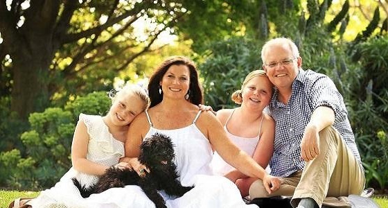 رئيس دولة يلجأ لـ ” الفوتشوب ” لمعالجة حذائه المتسخ