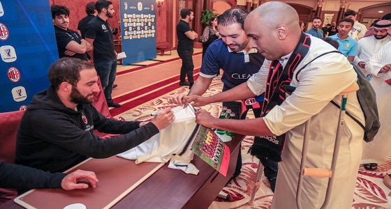بالصور.. الجماهير تلتقط صورا تذكارية مع نجوم فريق إي سي ميلان
