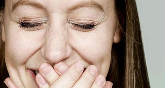 حالة نادرة لفتاة تشعر بالنعاس كلما ضحكت