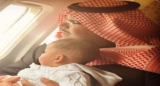 صورة عفوية لنائب أمير نجران مع نجله على متن طائرة