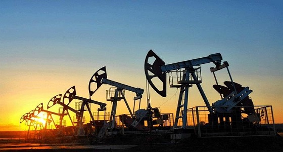النفط يتراجع مع اقتراب إنتاج الخام الأمريكي